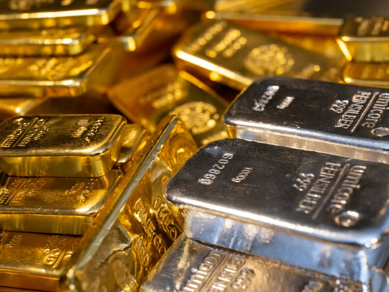 現貨金一度跌至每盎司4300美元邊緣，現貨銀觸及紀錄高位後轉跌。（法新社資料圖片）