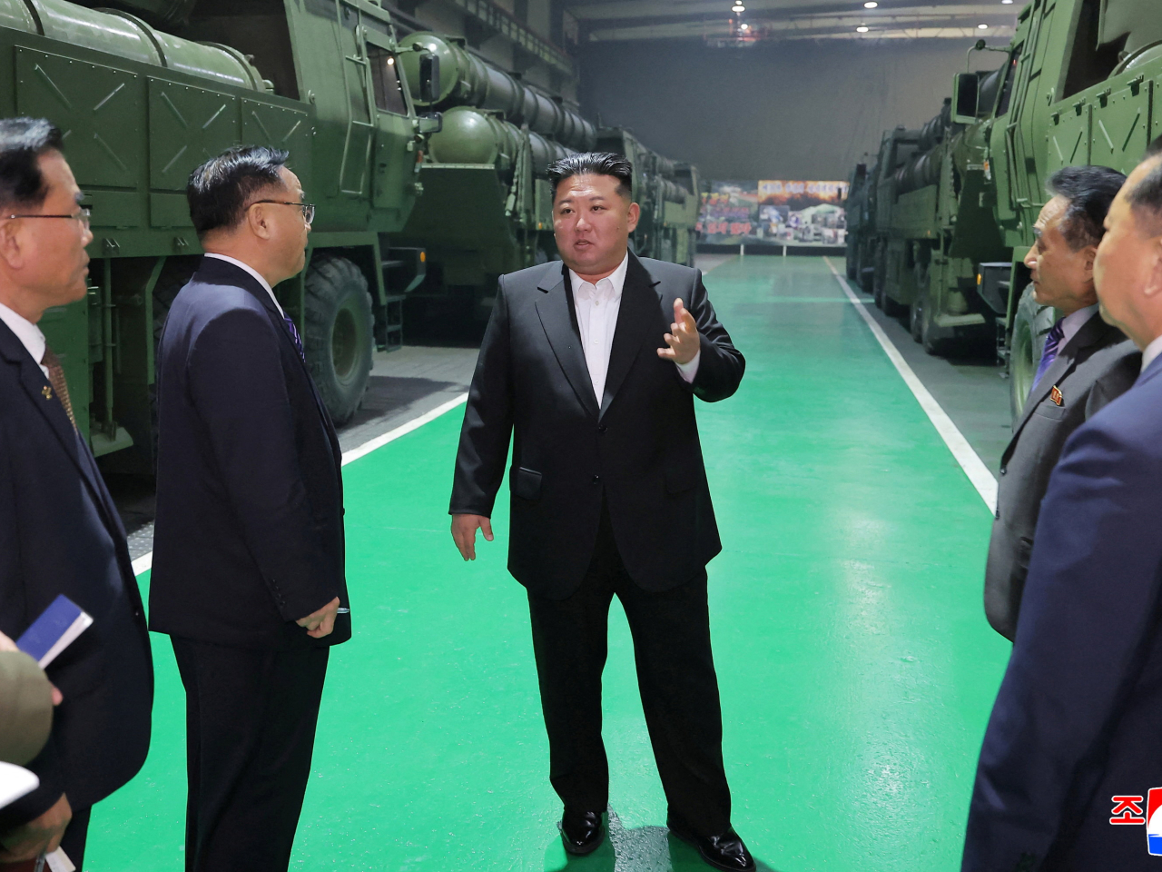 金正恩視察彈藥工廠，表示工廠正生產的多管火箭炮系統，將成為炮兵主力。(路透社)