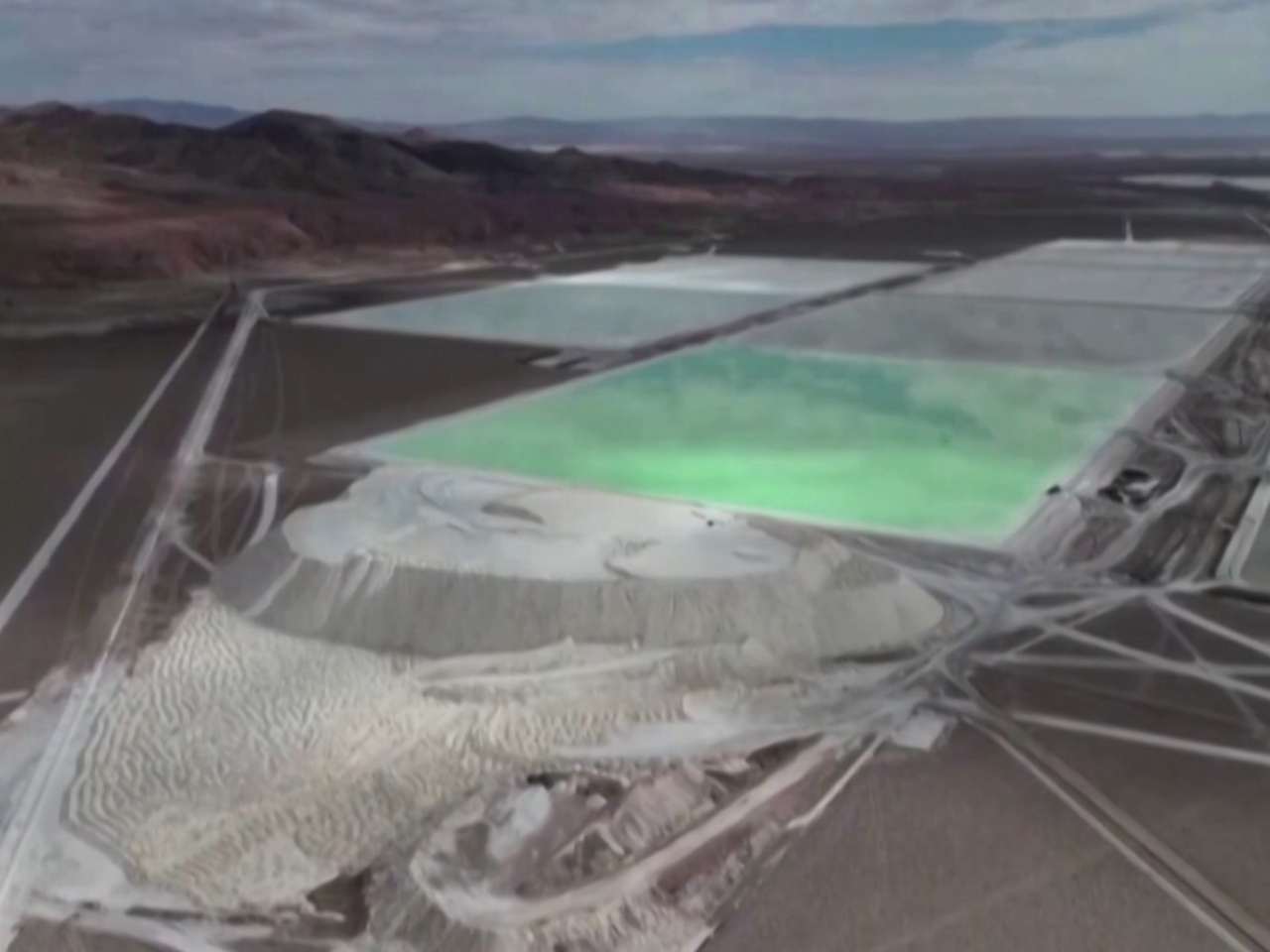 智利北部的阿塔卡馬鹽湖，是該國鋰礦資源的重要集中地。(路透社資料片段截圖)