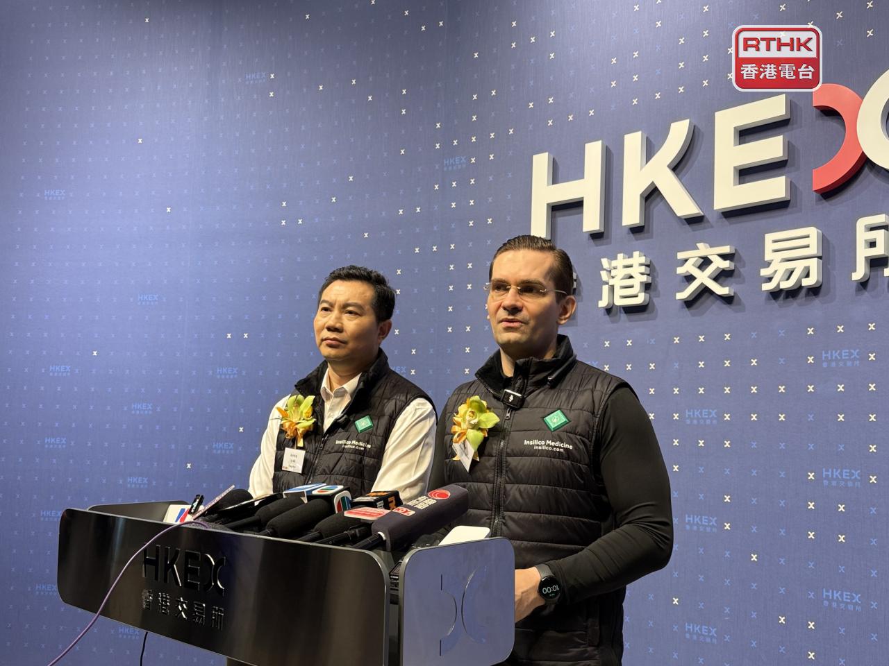 英矽智能創辦人Alex Zhavoronkov（右）表示，今次集資反應超預期，市場對生物科技的理解及興趣正在提升。（趙嘉駿攝）