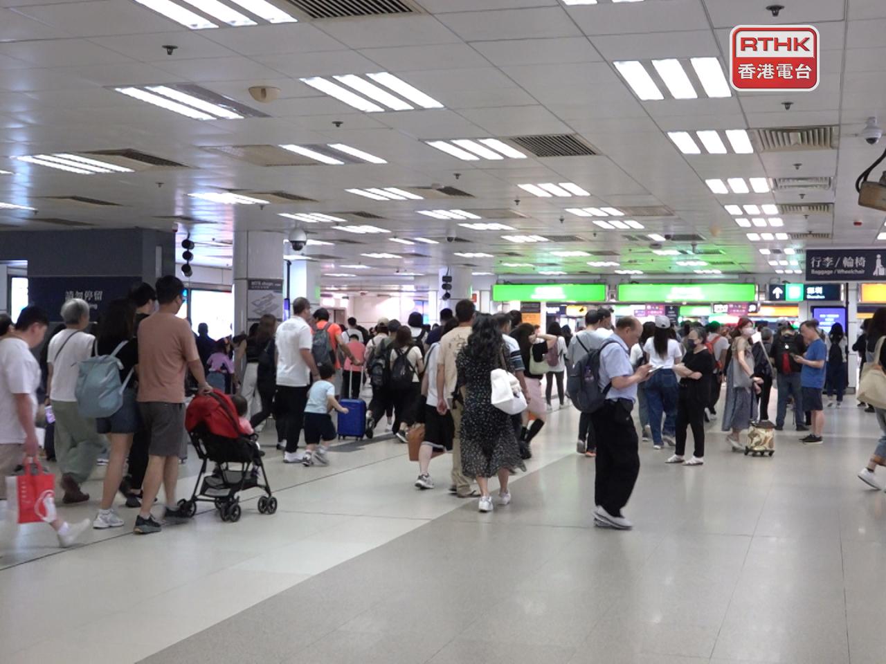 元旦日凌晨時段，羅湖口岸旅客清關服務延長至凌晨2時。（港台圖片）