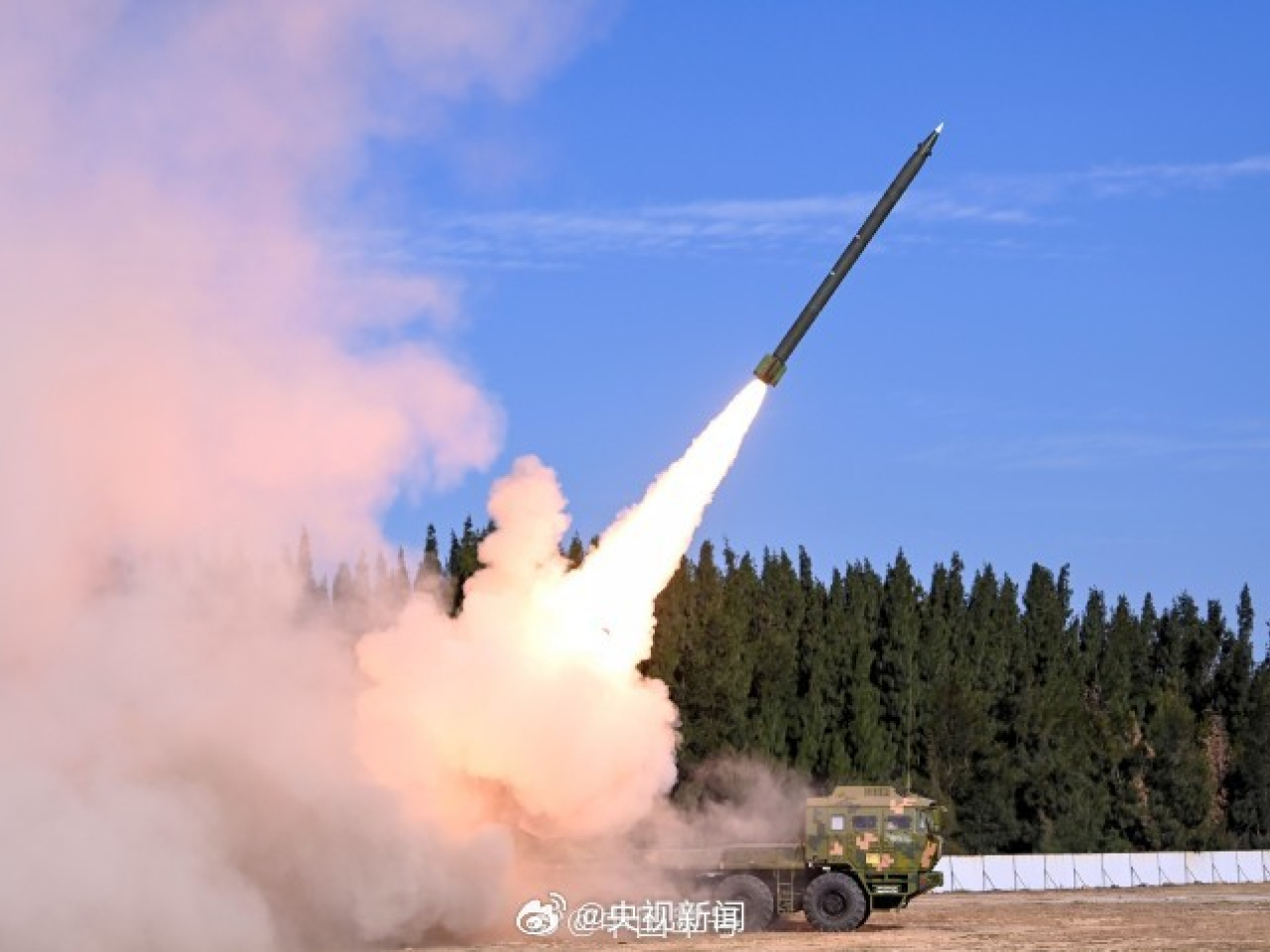 解放軍組織陸軍對台島北部、南部海域進行遠程火力實彈射擊。（央視新聞）