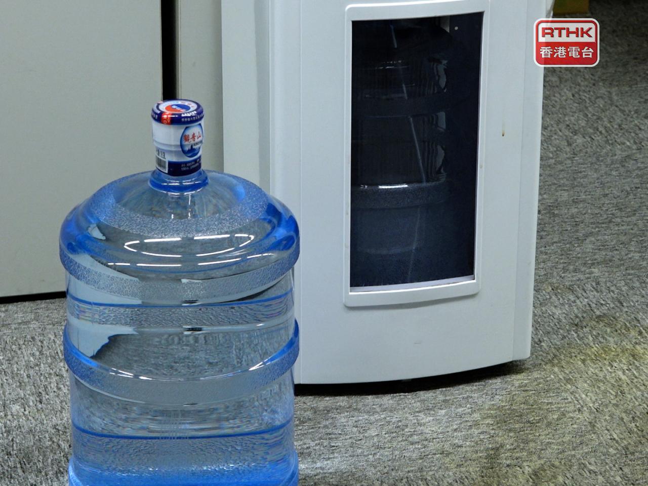 政府審視樽裝飲用水事件調查報告內容，並徵詢律政司意見，以決定應採取的紀律行動。（港台圖片）