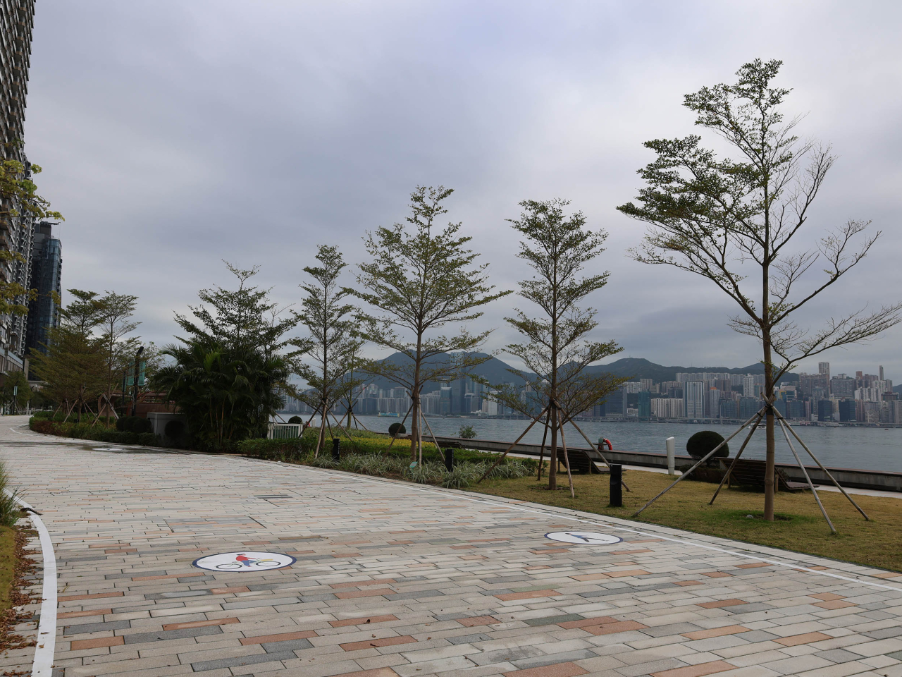 啟德海濱花園面向維多利亞港的一段共融通道。（政府新聞處）