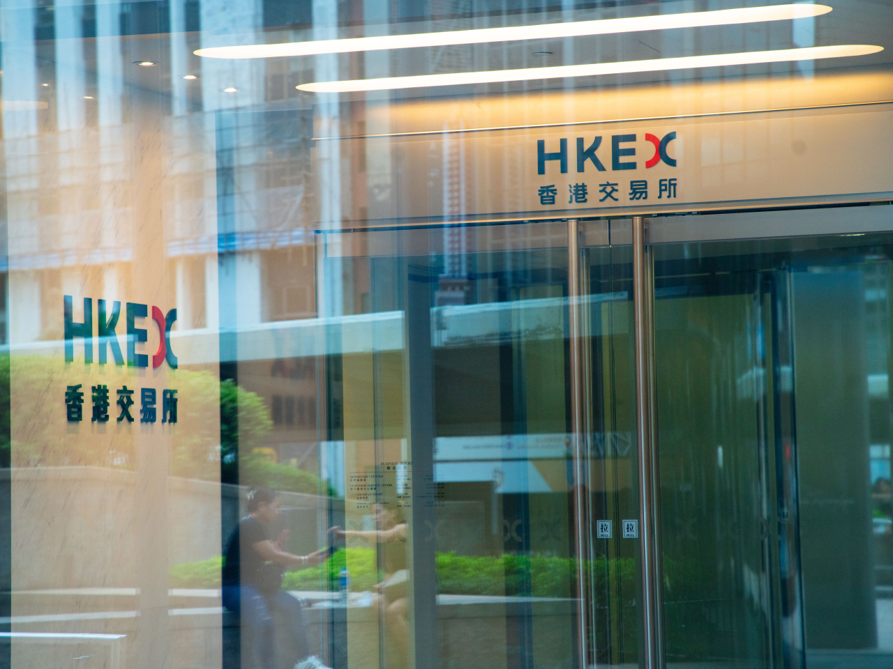 The Hang Seng Index remains on track to close out 2025 in positive territory. File photo: RTHK