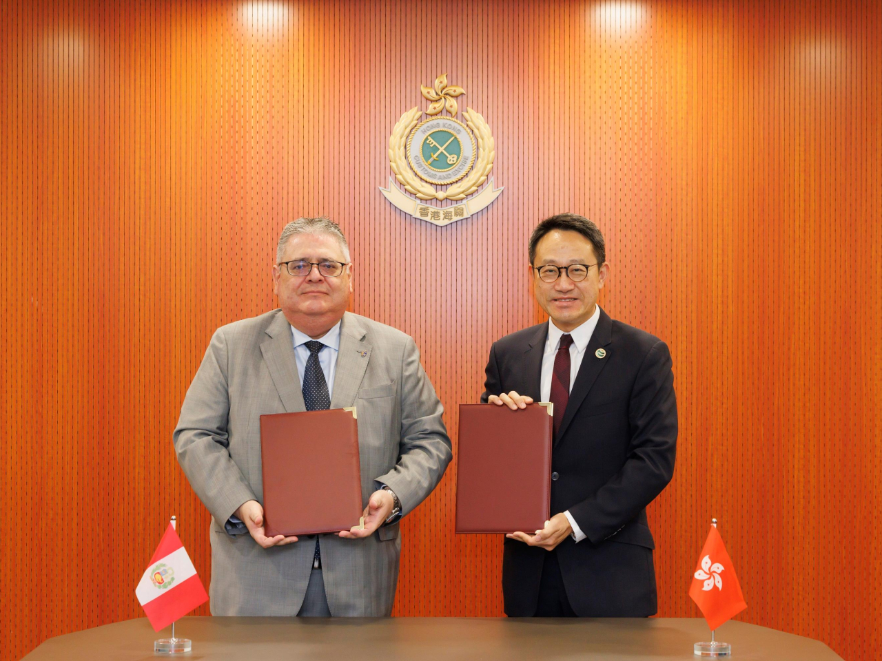 陳子達（右）與秘魯駐港總領事Enrique Carlos Cardenas Arestegui（左）交換簽署文本。（政府新聞處）