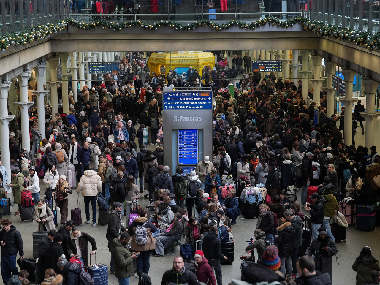 受事件影響，倫敦有大批旅客滯留車站。（路透社）
