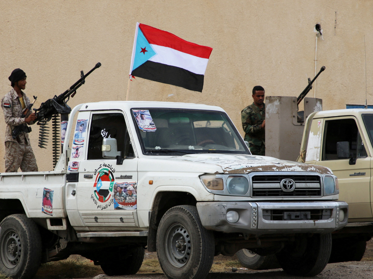 效忠南方過渡委員會的武裝份子在亞丁港戒備。（路透社資料圖片）