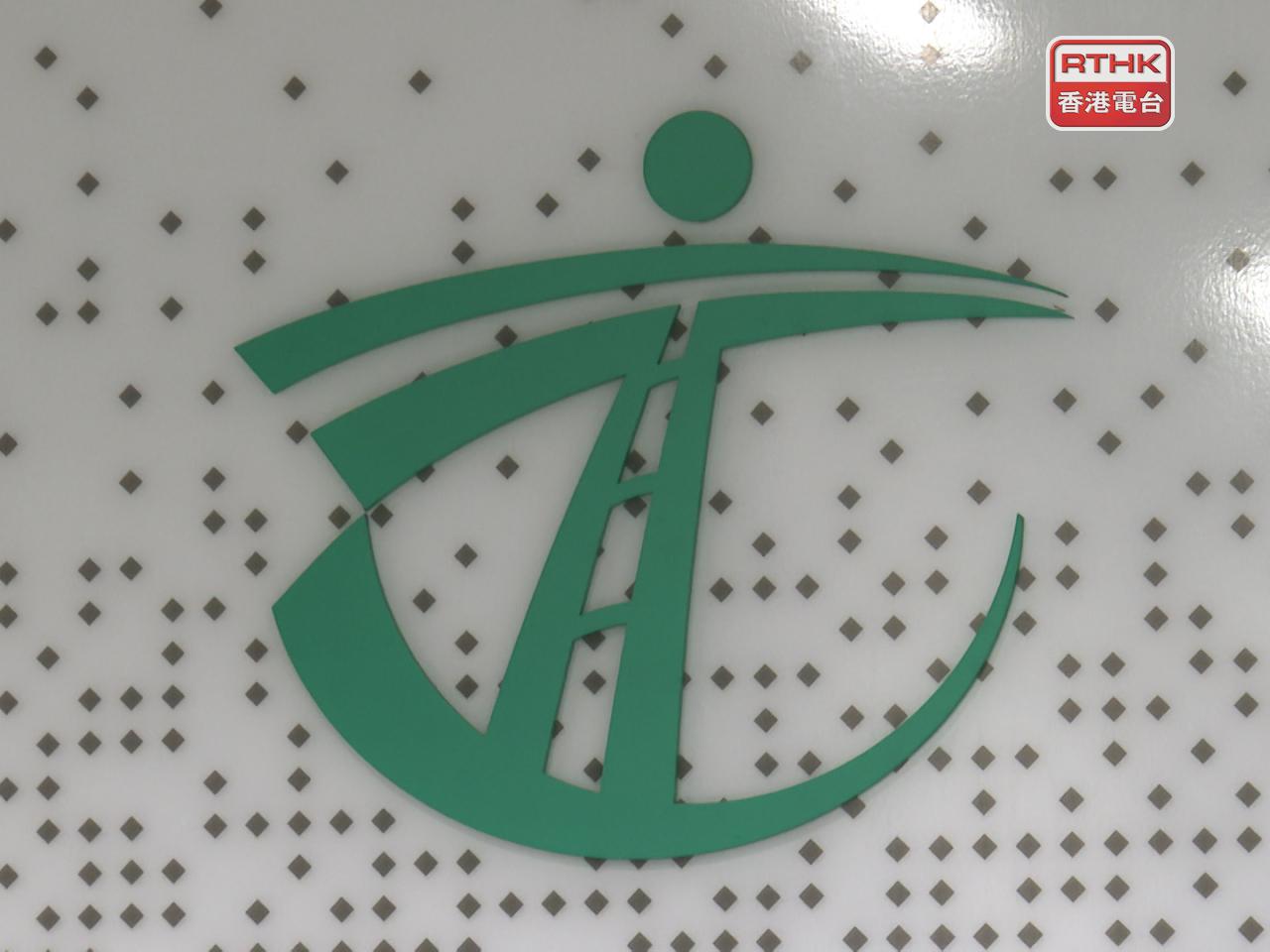 運輸署表示，考慮到短暫入境在港使用的車輛屬臨時逗留性質，署方要求這些車輛前擋風玻璃透光度不可少於70%。（港台圖片）