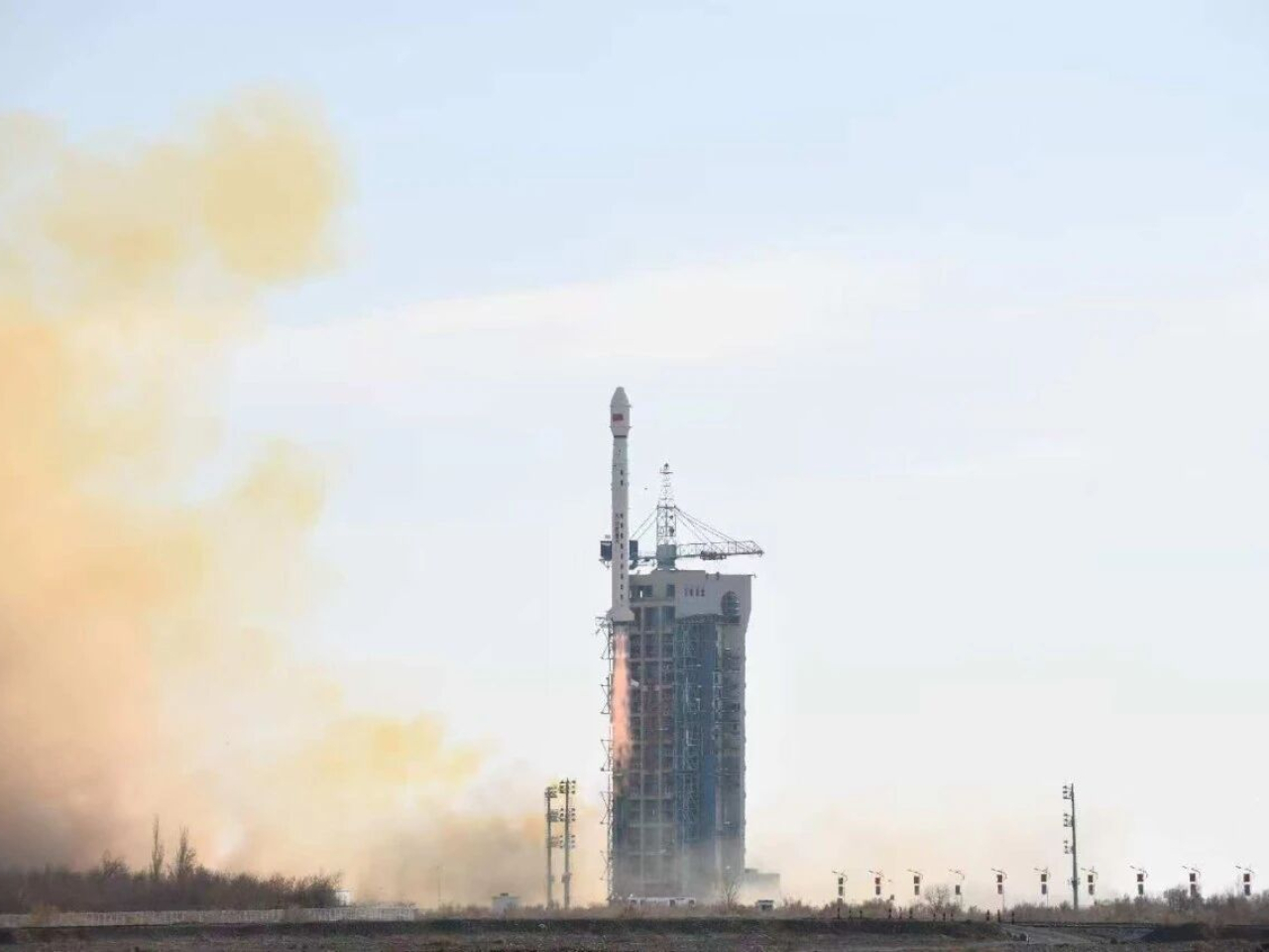 中國於酒泉衛星發射中心使用長征四號乙運載火箭，成功將天繪七號衛星發射升空。（央視圖片）