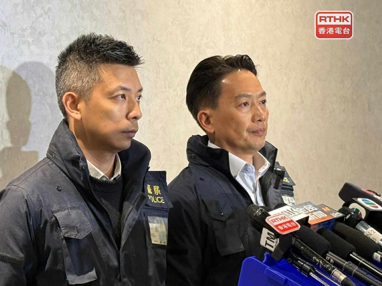 黃奕隆（右）說，警方其後翻查閉路電視片段，發現女死者進入喜華樓後沒有離開過，直至昨日早上在單位內床褥下的床架發現女死者。（任浩鋒攝）