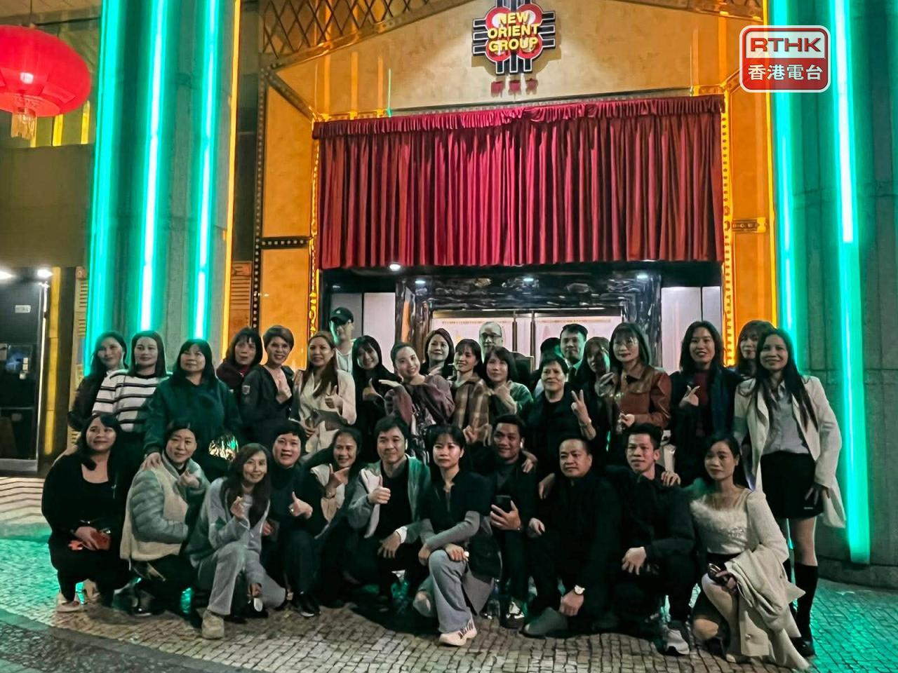部分在衛星賭場工作的外地員工，在賭場關閉後合照。（鄭月明攝）