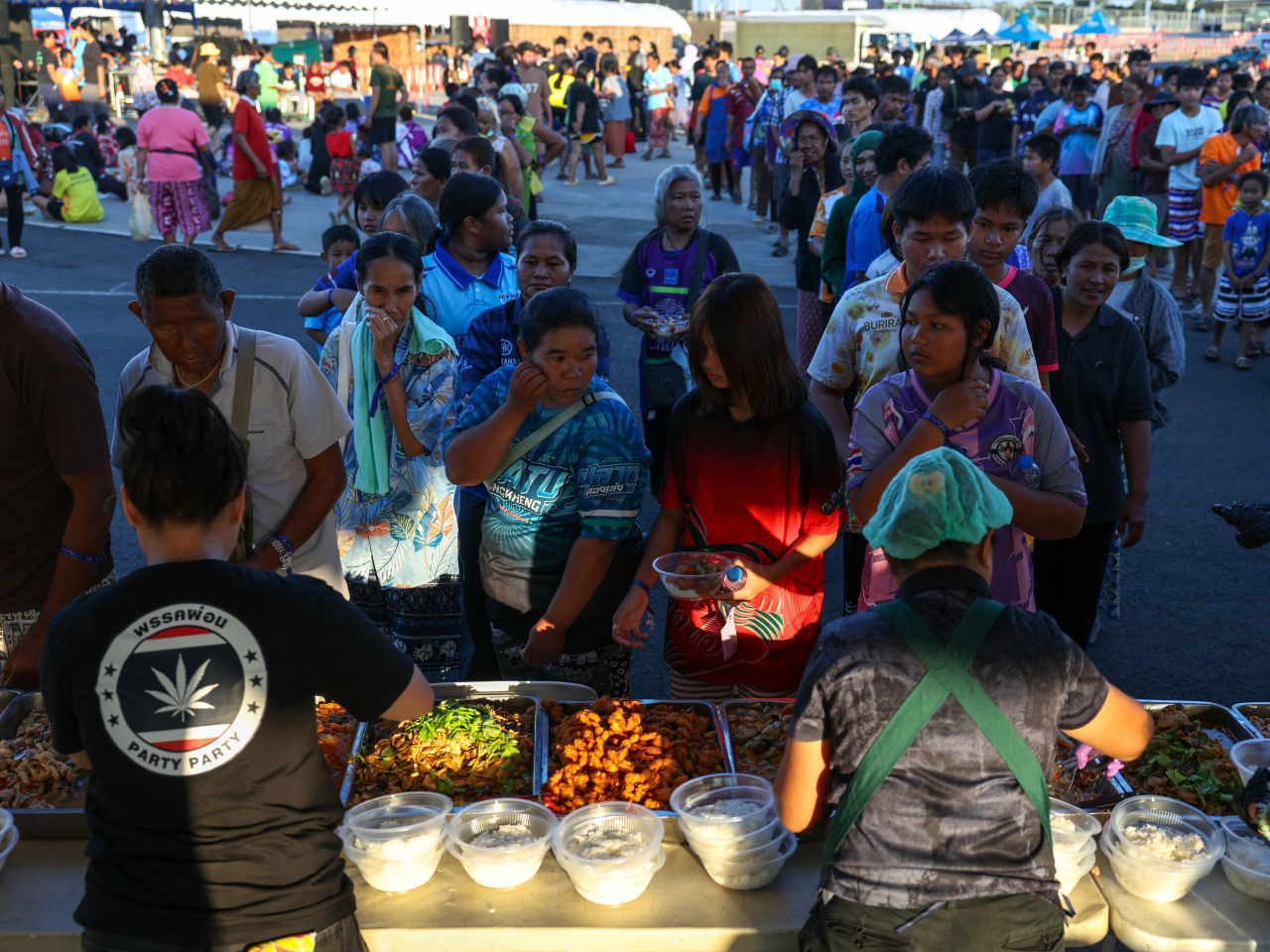 泰國和柬埔寨本月較早時發生邊境地區衝突，泰國東北部武里南府有民眾無家可歸，要入住臨時避難所。（路透社資料圖片）