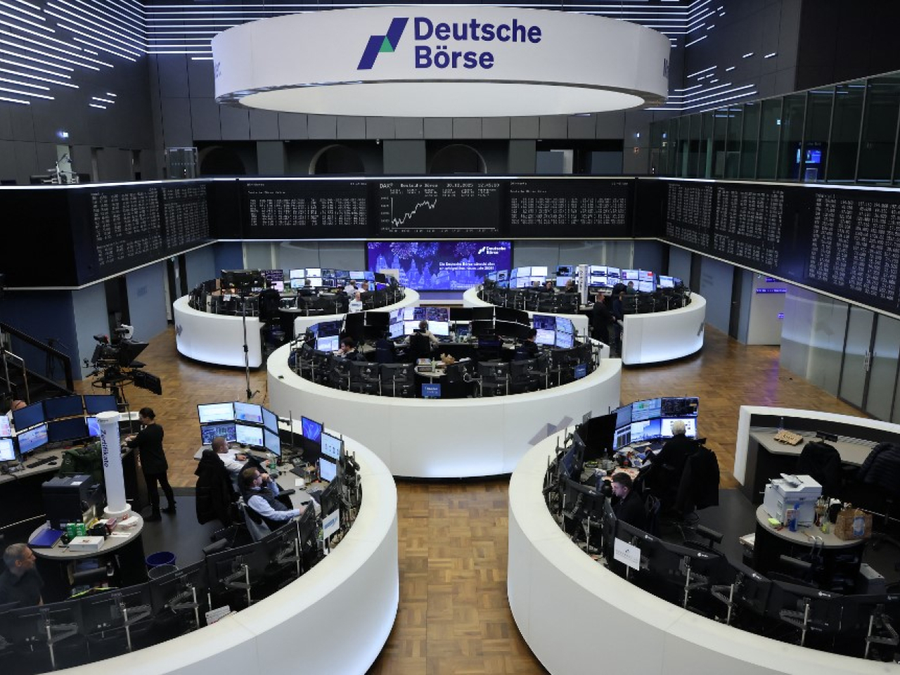 德國DAX指數收市報24490點，升139點，升幅近0.6%。第4季累計上升逾2.5%，12月升2.7%。（法新社）