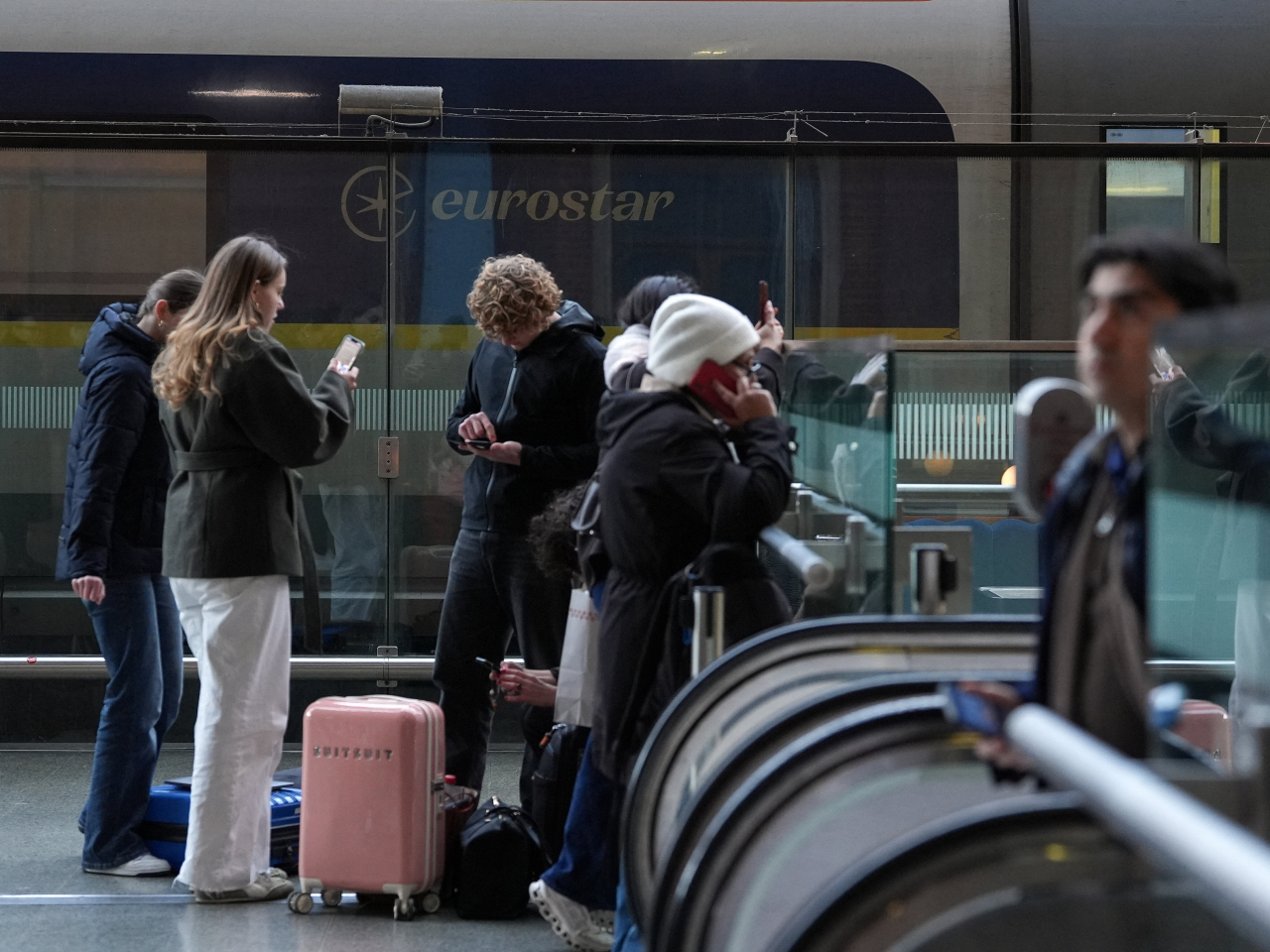 在倫敦，不少乘客的出行計劃受影響。（路透社）