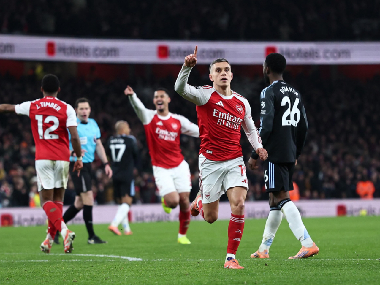 托沙為阿仙奴建功後慶祝。（路透社）