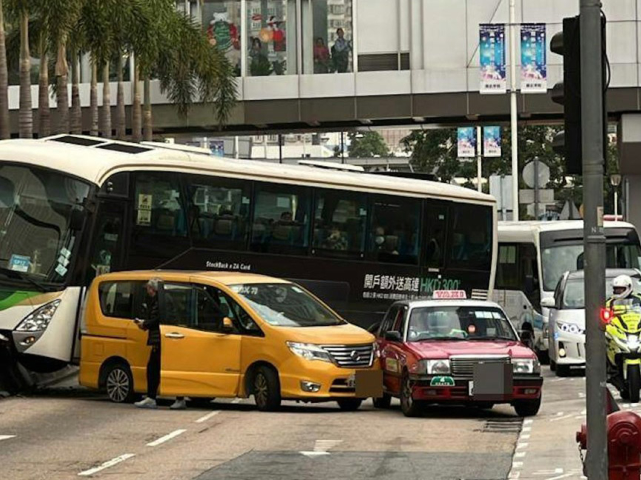 一輛旅遊巴在大河道近如心廣場對開接載乘客，之後切線，與一輛私家車相撞，私家車衝前，再撞向一輛的士。（網上圖片）