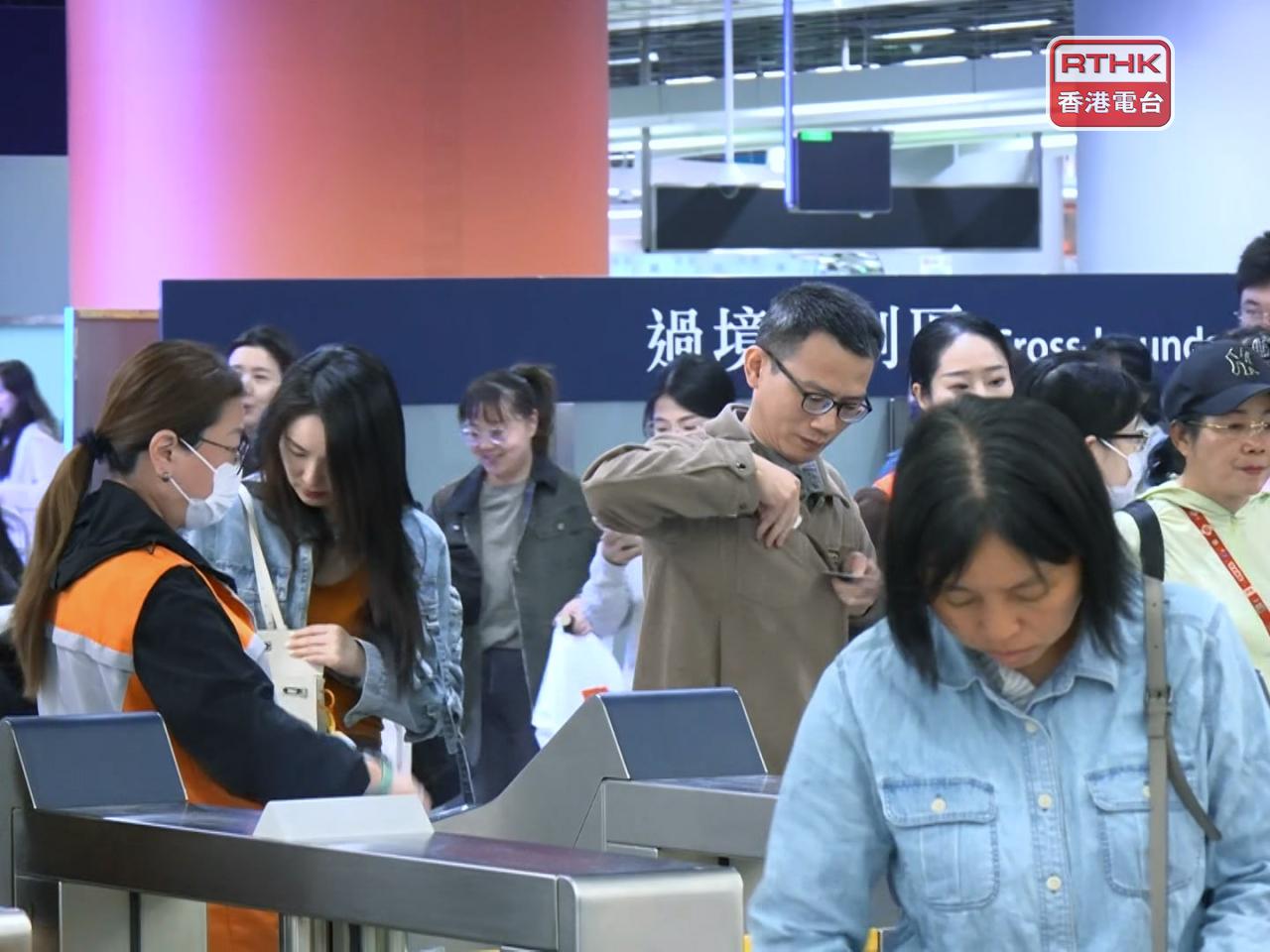 內地明天開始一連3日元旦假期，不少內地旅客今日提前來港旅遊。（鍾家銘攝）