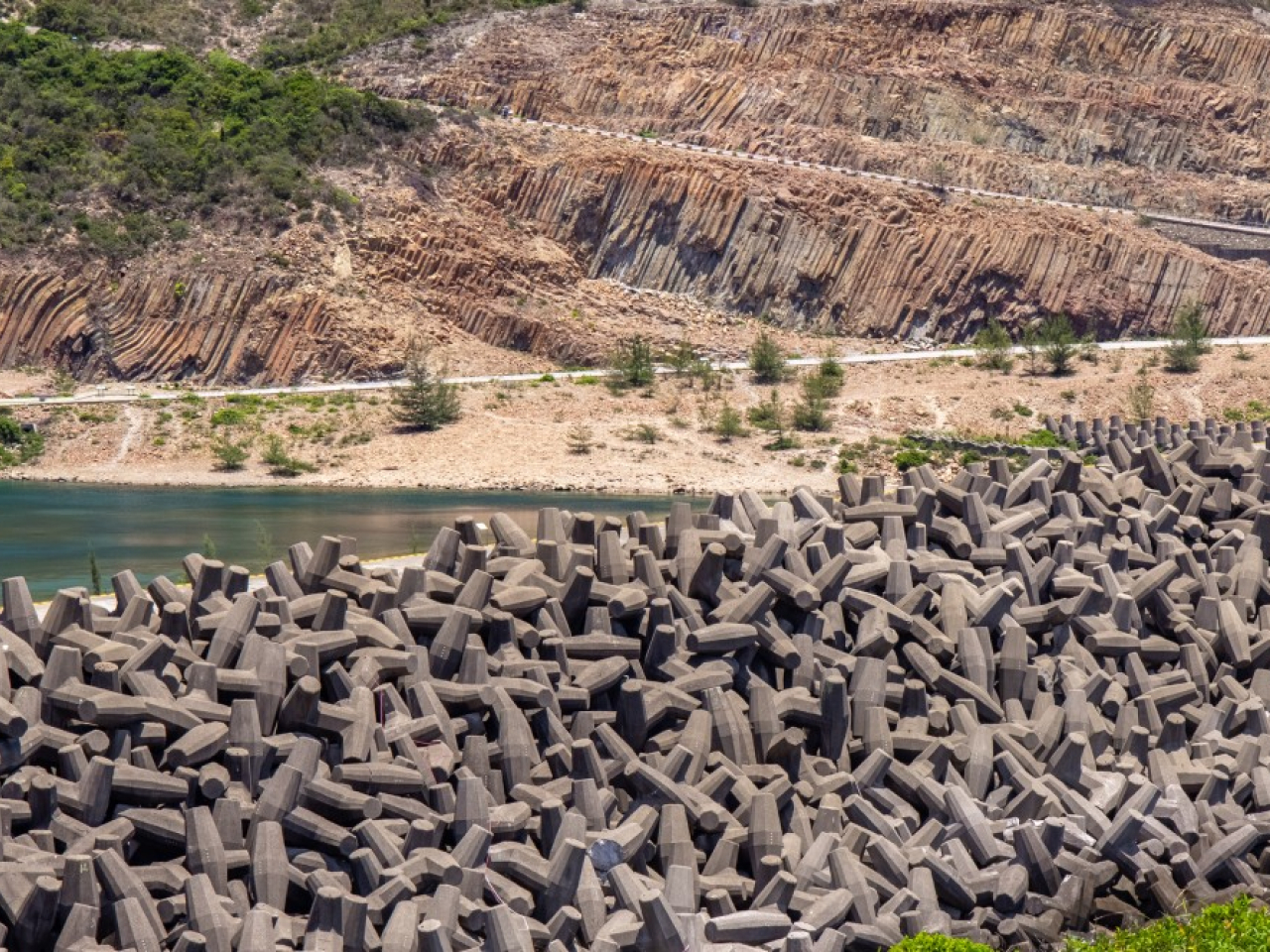 一名男子在西貢破邊洲懸崖位置懷疑拍照時失足墮崖，跌落海面死亡。（香港地質公園圖片）