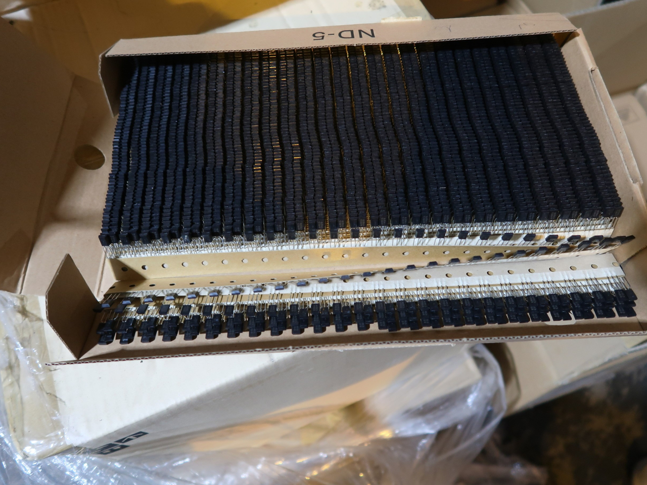 海關檢獲一批懷疑走私貨物，包括懷疑走私電阻，估計市值共約700萬元。（政府新聞處）