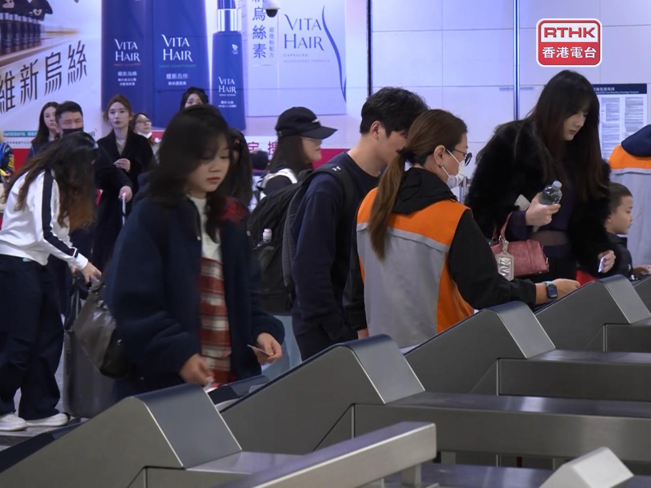 內地明天開始一連3日元旦假期，不少內地旅客今日提前來港旅遊。（鍾家銘攝）