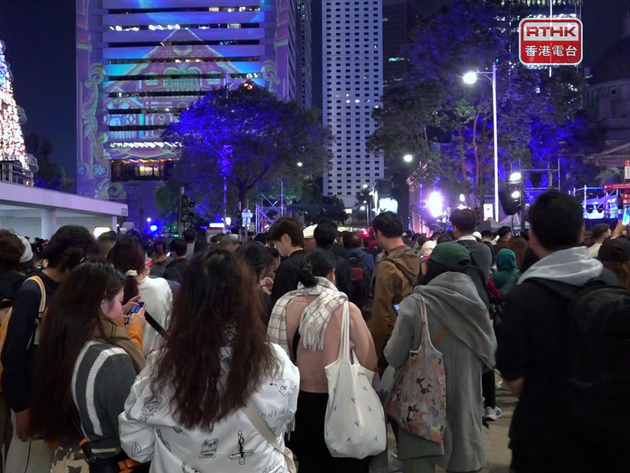 傍晚時分，不少市民和遊客到場「打卡」拍照。（陳裕行攝）