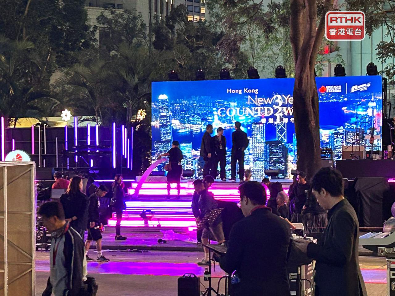 旅發局已在皇后像廣場搭建舞台。（林漢山攝）