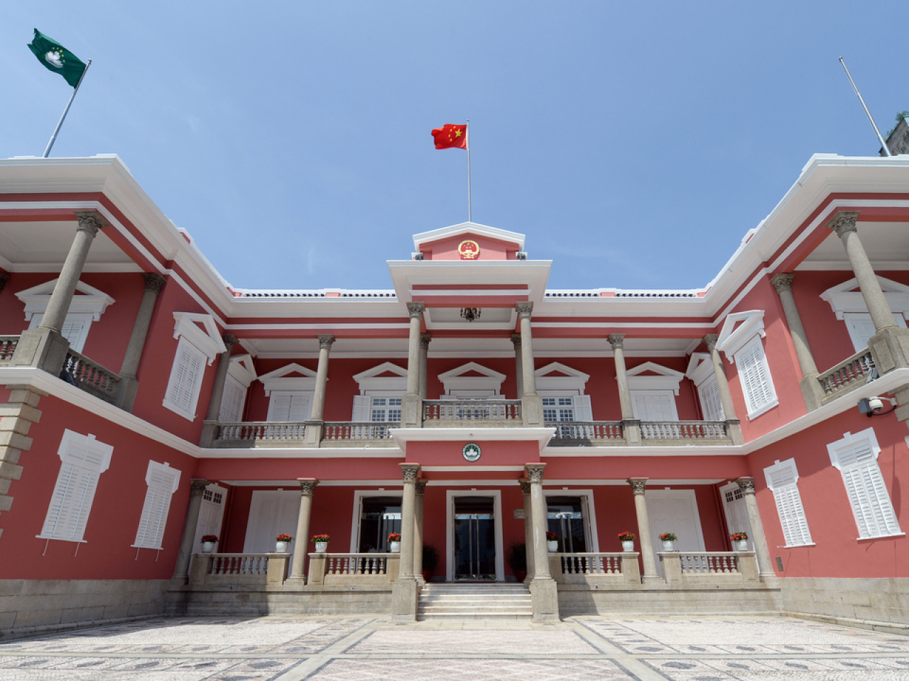 澳門前行政長官賀一誠及立法會前主席高開賢，分別獲頒2025年度的大蓮花榮譽勳章。（澳門新聞局）