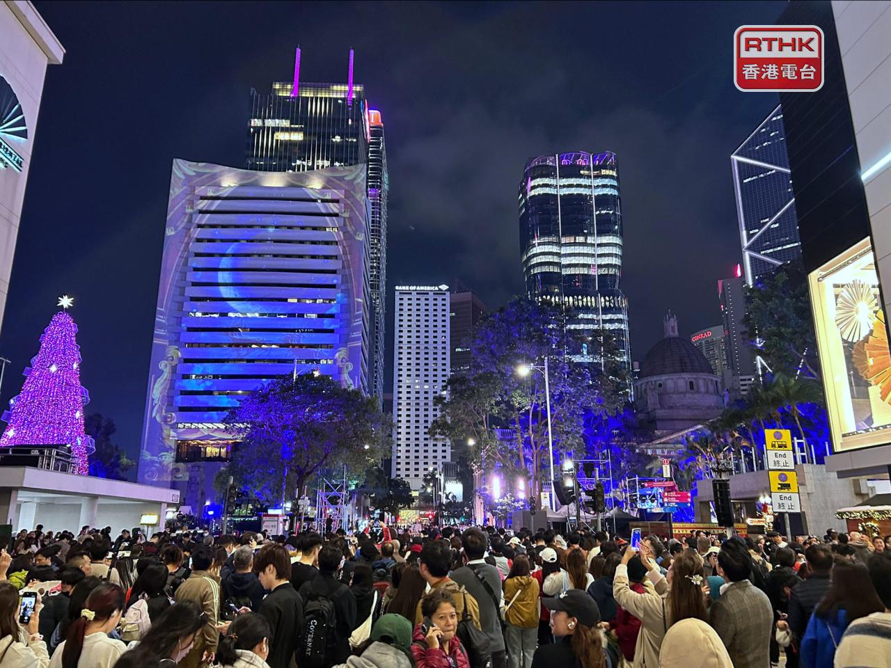 Revellers gather in Central to usher in 2026. Photo: RTHK
