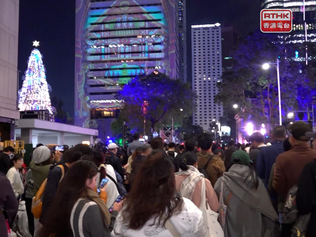 不少市民和遊客已經在遮打道一帶，準備迎接2026年。（陳裕行攝）