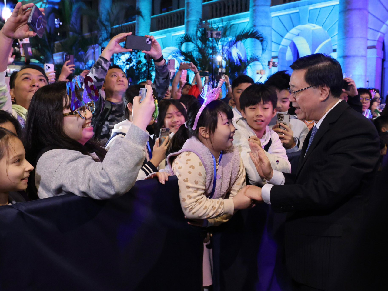 李家超與在場市民及旅客交談。（李家超社交專頁）