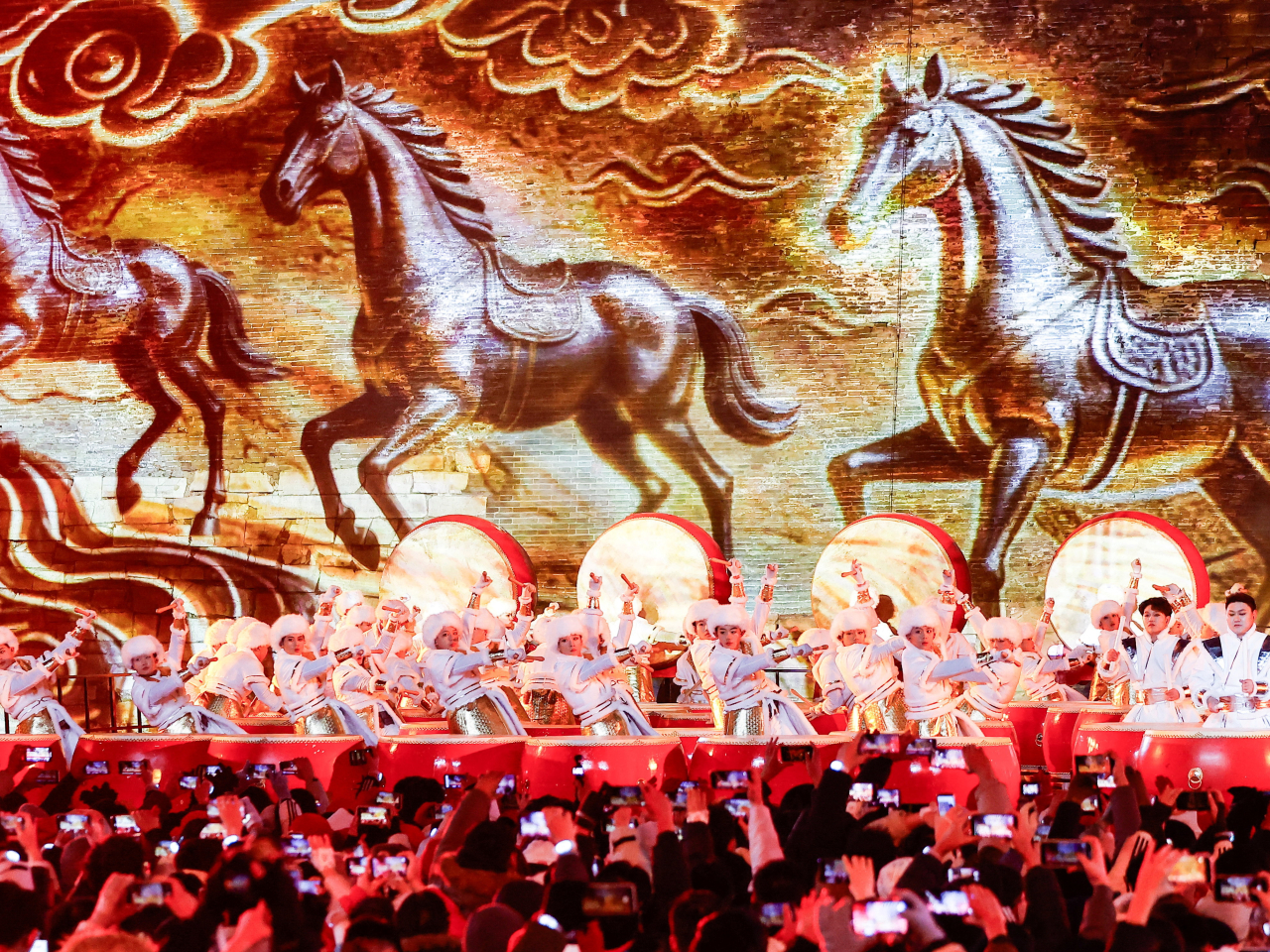 北京的慶祝新年活動，屏幕播出馬匹圖案，準備迎接下月農曆新年馬年。（路透社）