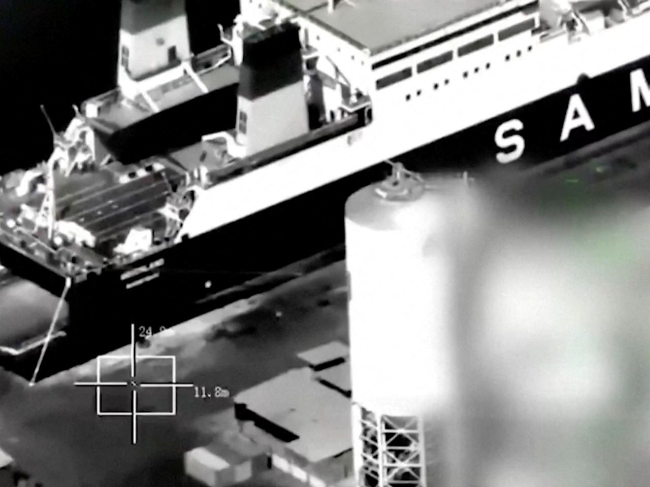 沙特主導的多國聯軍日前發動空襲，在哈德拉毛省穆卡拉港打擊從兩艘船上卸載的武器和作戰車輛。（路透社資料圖片）