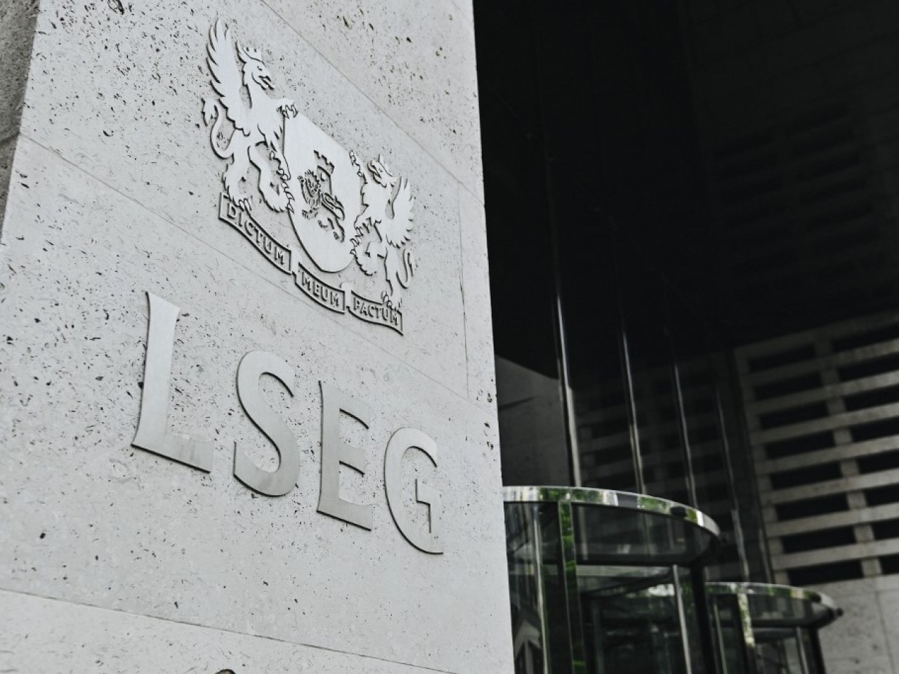 英國富時100指數收市報9931點，2025年累計上升21.5%，連升5年，創2009年以來最大升幅。（法新社資料圖片）