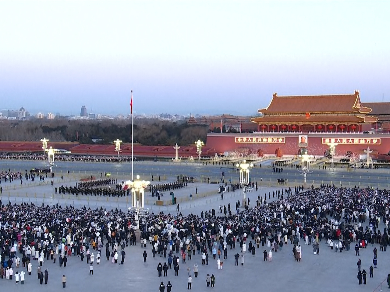 民眾見證五星紅旗升起的莊嚴一刻。