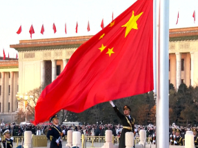 天安門廣場元旦舉行升旗儀式　民眾見證五星紅旗升起莊嚴一刻