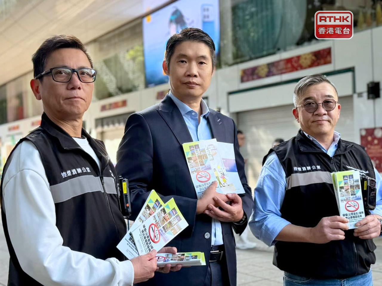 控煙酒辦主任林民聰（中）早上到栢麗購物大道一帶視察執法情況，並向市民派發宣傳單張。（崔蔚恩攝）