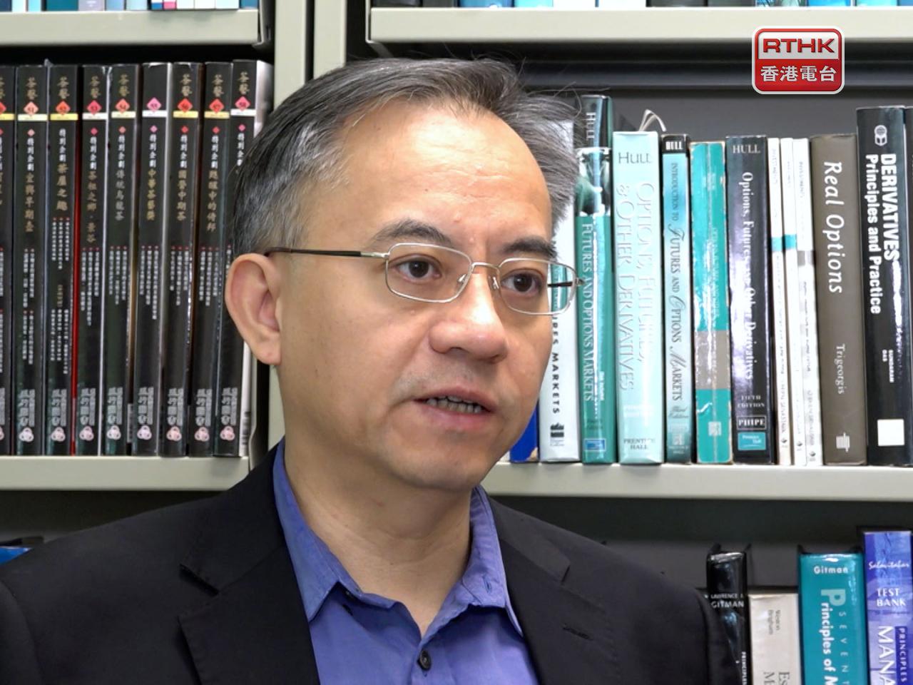 麥萃才相信，特區政府在今個財政年度會有輕微盈餘。（港台圖片）