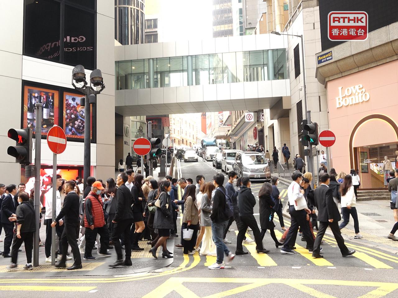 劉嘉鴻表示，打工仔強積金組合中，有不少比例投放於表現亮麗的大中華及香港股票基金，帶動理想回報。（港台圖片）