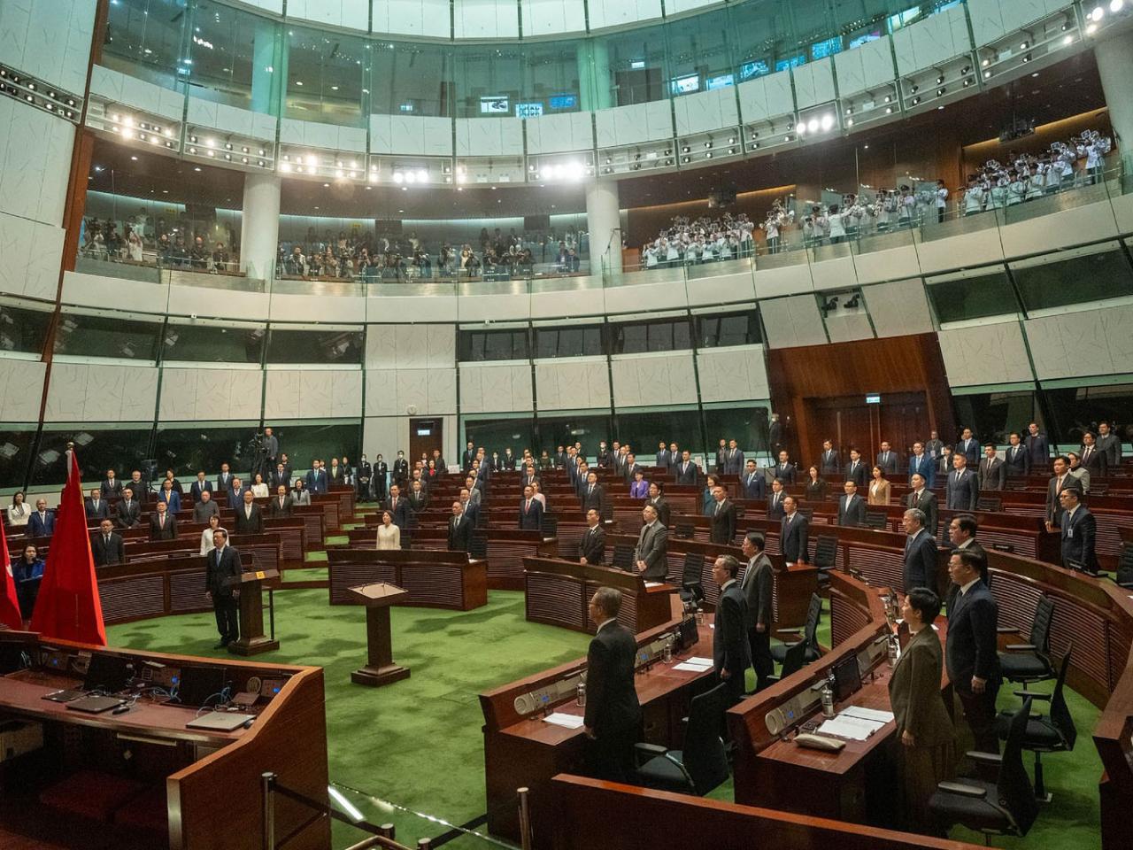 李家超在立法會綜合大樓會議廳為第八屆立法會議員監誓。（政府新聞處）