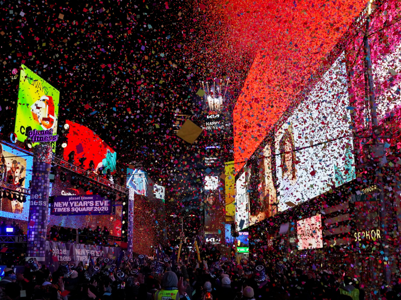 美國紐約時報廣場舉行水晶球倒數，迎接新年。（路透社）