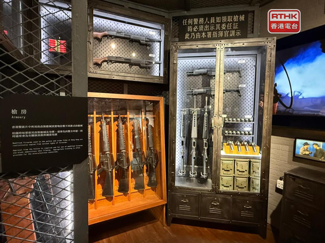 展出多齣警察電影的手槍等道具。（盧紫菁攝）