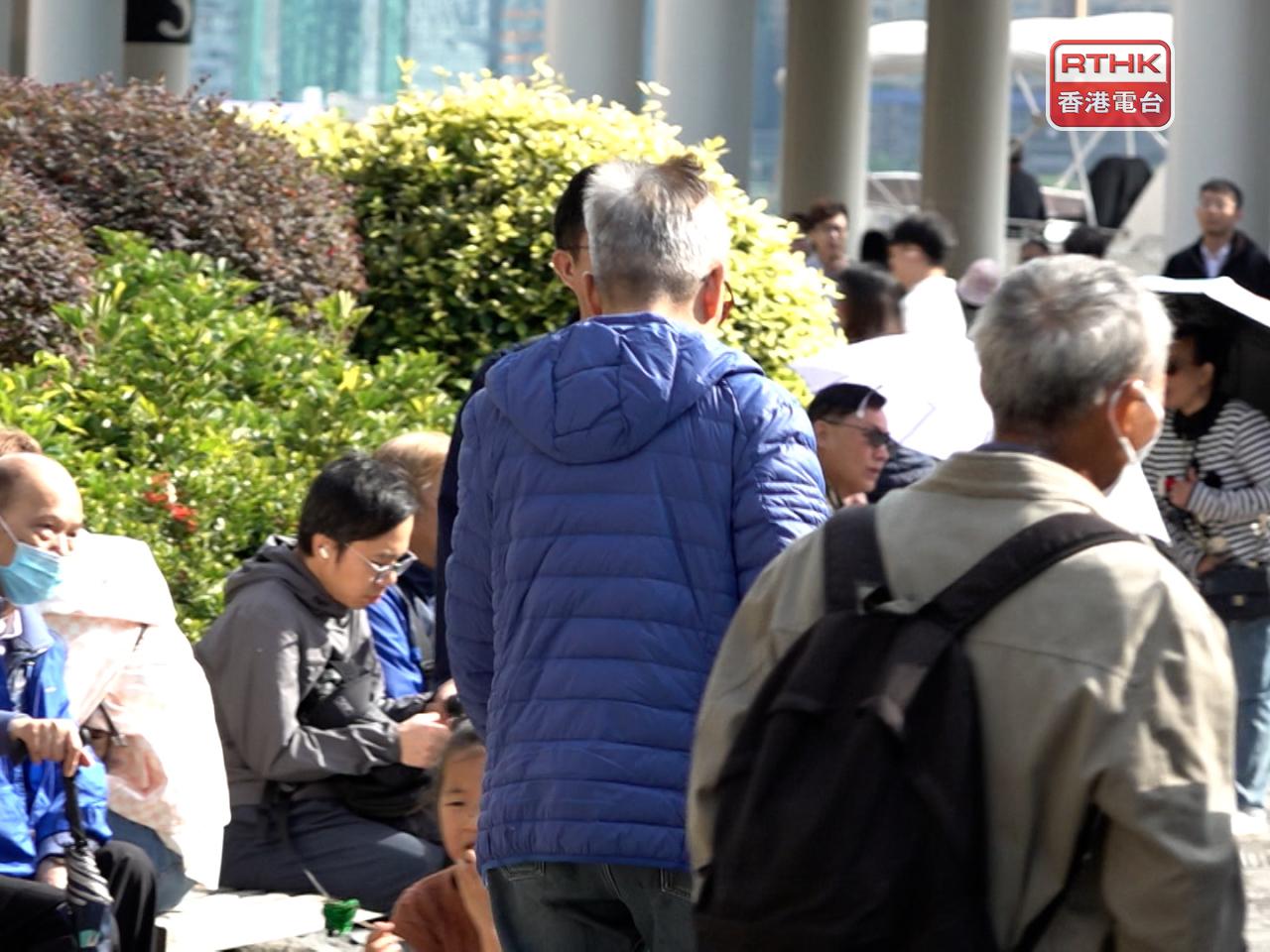 天文台預測本港明早天氣寒冷，市區最低氣溫約12度，新界再低兩三度。（鍾家銘攝）