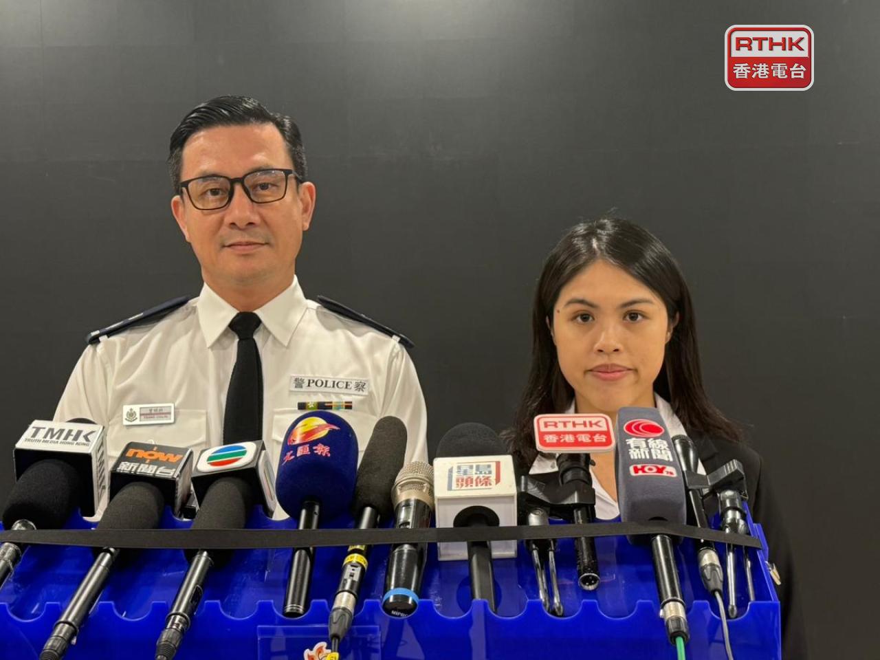 警方下午在葵涌拘捕涉案13歲少女，並在她家中尋回犯案時的衣著。（盧紫菁攝）