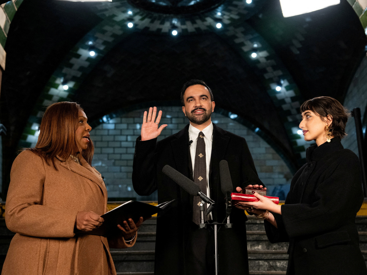 宣誓儀式當地星期四凌晨，在曼哈頓一座已經於1945年廢棄的地鐵站舉行。(路透社)