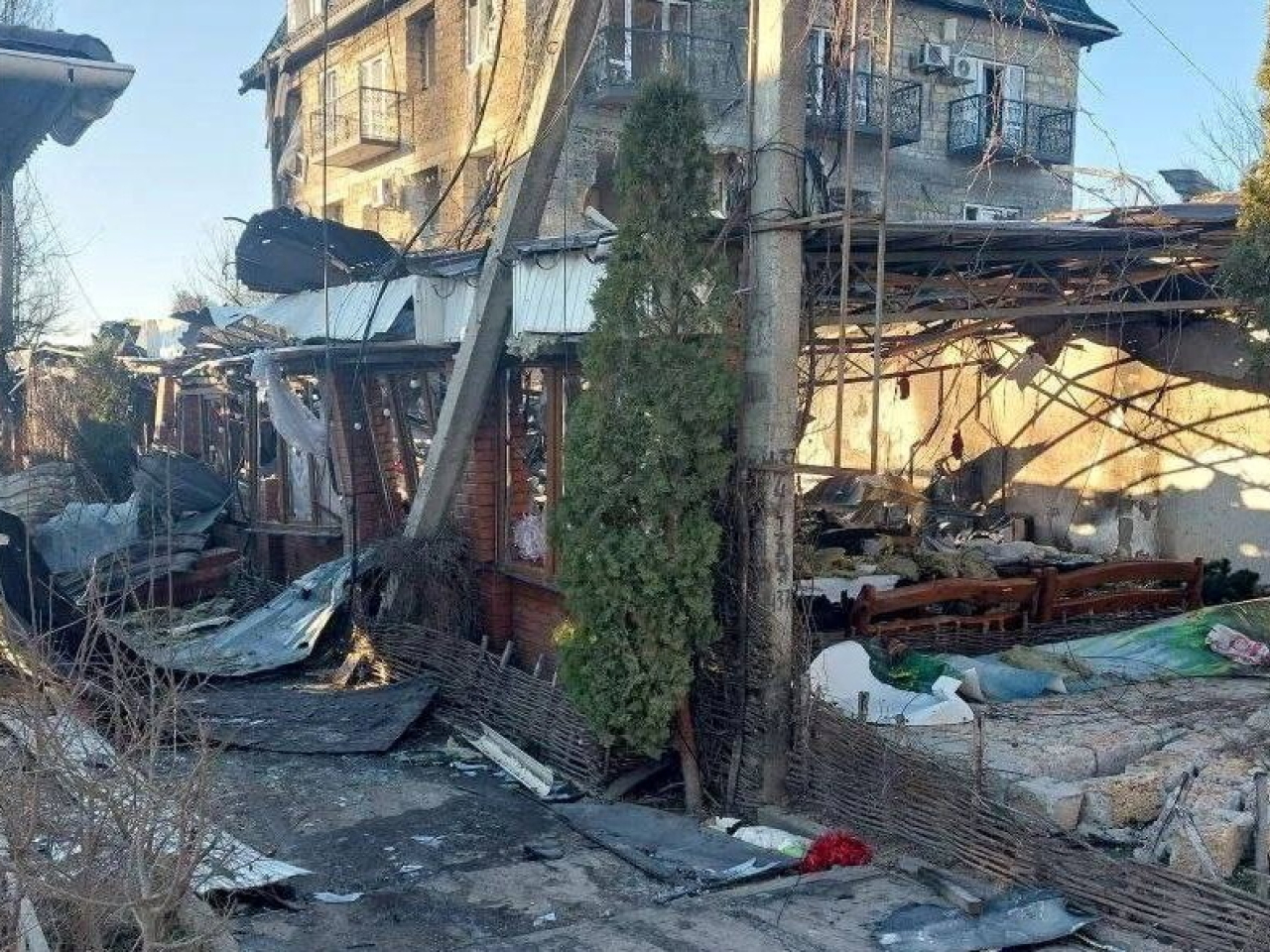 俄方指，敵人出動三架無人機襲擊當地一間咖啡店和酒店。（路透社）