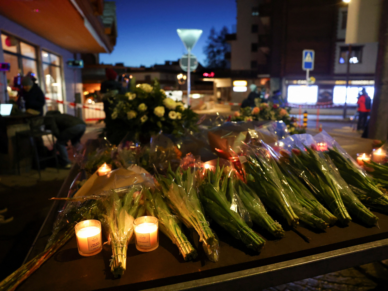 有民眾在涉事酒吧附近擺放蠟燭和鮮花悼念死者。（路透社）