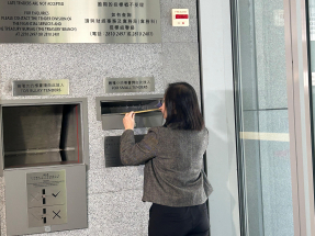 截標現場所見，佐敦谷彩興路住宅地至少收到3份標書，圖為長實代表。（羅煒皓攝）