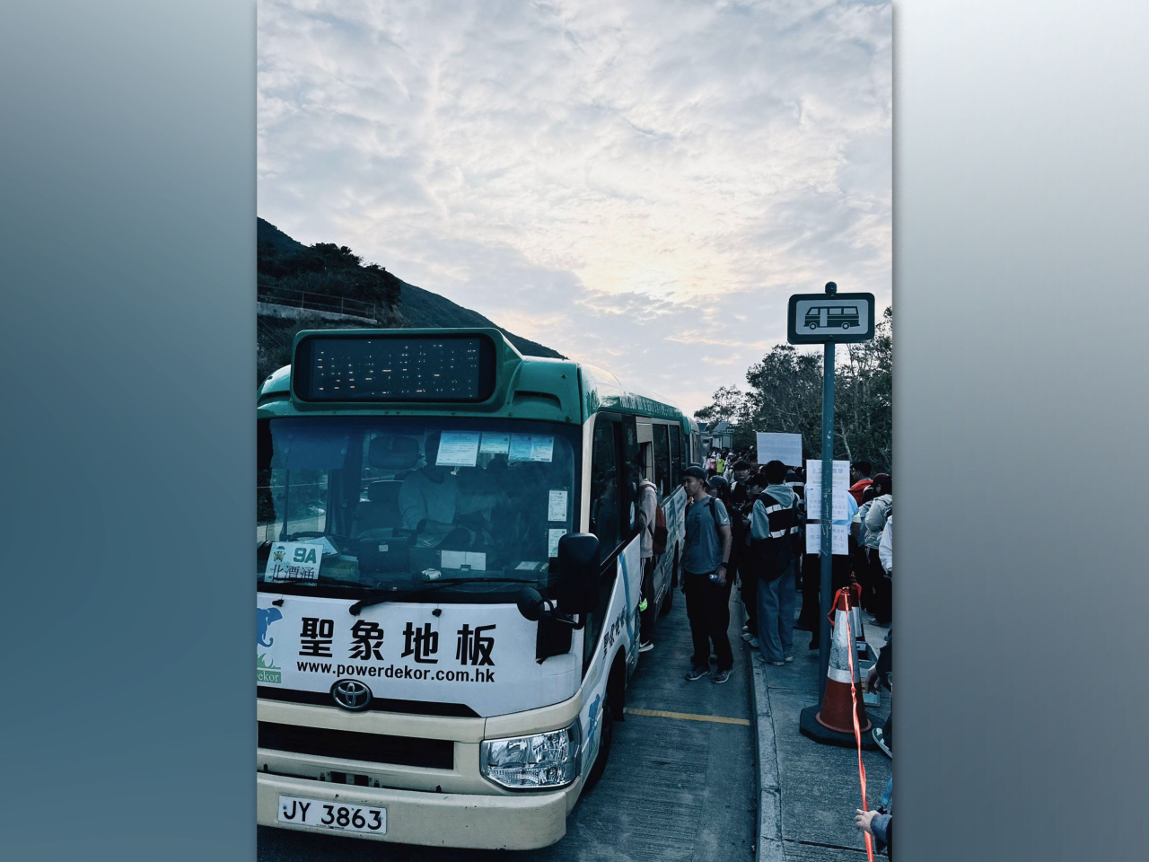 運輸署表示，因應假期而明顯增加的人流，署方提前部署，聯絡第9A號線小巴營辦商作靈活車輛調配。（運輸署社交網站圖片）