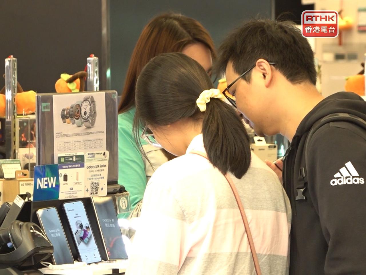 政府發言人表示，期內零售銷售維持復蘇動力，不少主要零售商類別的銷售上升。（港台圖片）